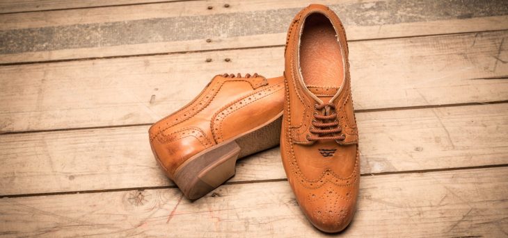 коричневые мужские ботинки