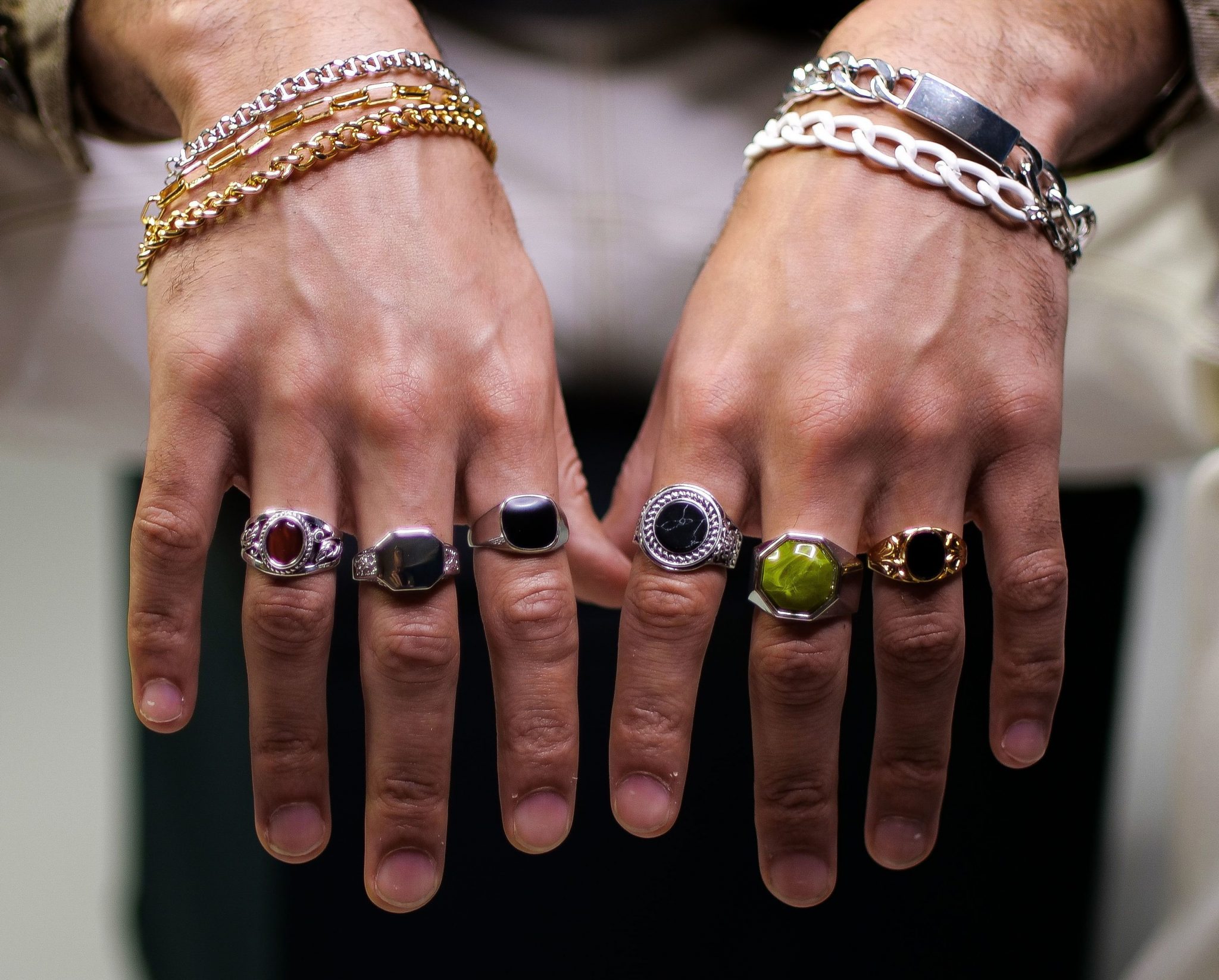 На какую руку одевать кольцо мужчине. Мужские кольца на руке. Кольцо на палец мужское. Модные мужские кольца. Перстни на пальцах.