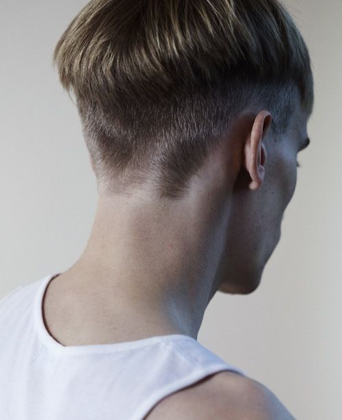 Мужская стрижка Горшок 2022 (50+ фото): прическа с резким переходом и выбритыми висками, как стричь на короткие и длинные волосы, стильные идеи7
