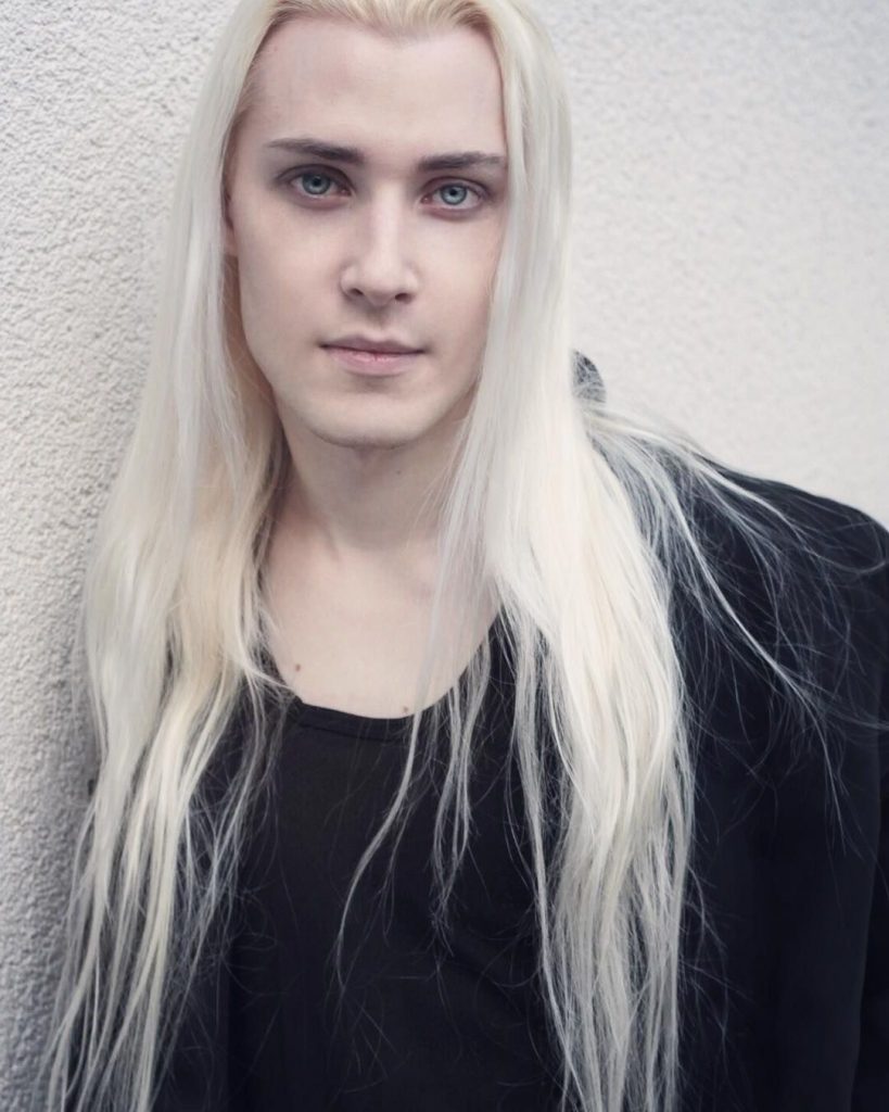Длинные белые волосы мужчин