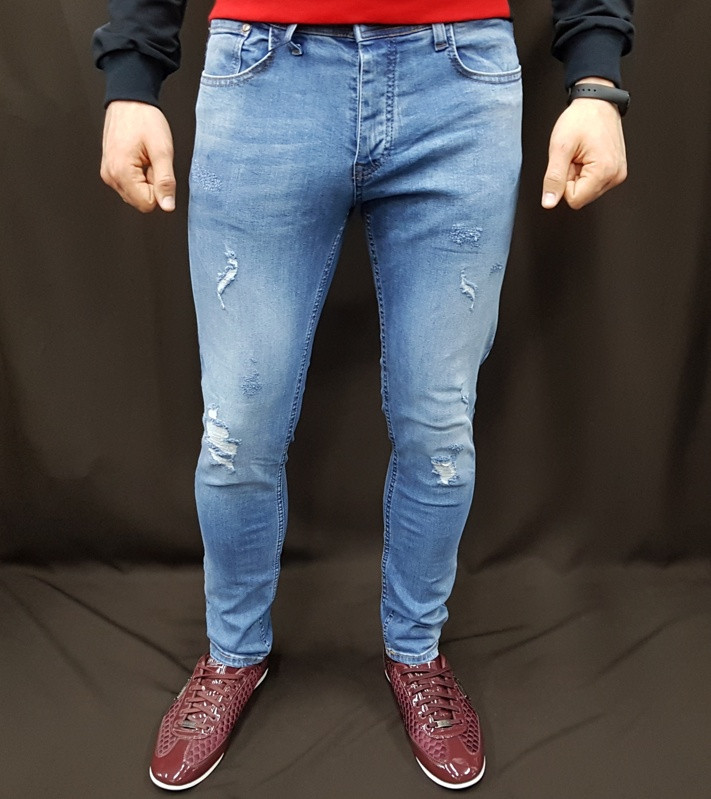 Туфли и джинсы с потертостями у мужчин