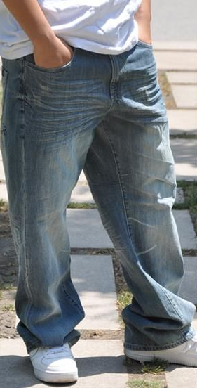 Туфли и широкие джинсы у мужчин