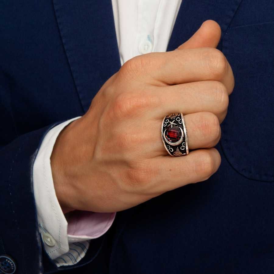 Кольцо на безымянном пальце у мужчины