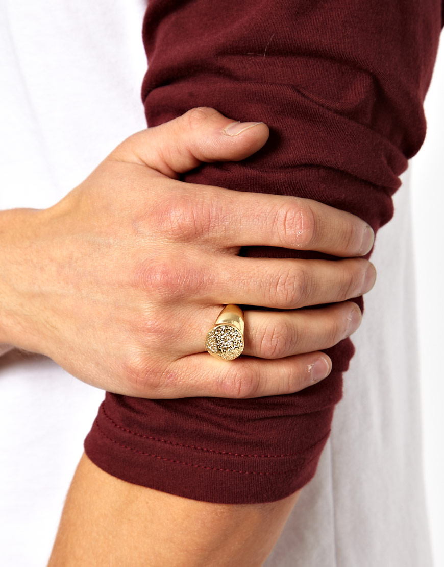 На какую руку одевать кольцо мужчине. Перстень. Мужские кольца на руке. Мужская печатка. Печатка на палец мужская.