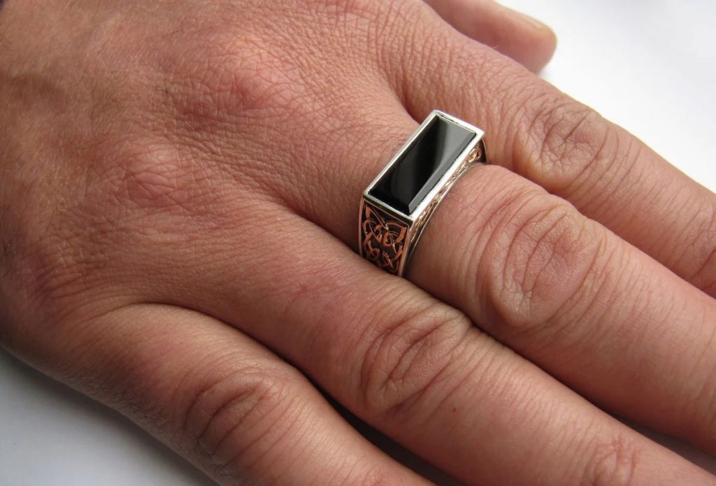 Кольцо на среднем пальце у мужчины