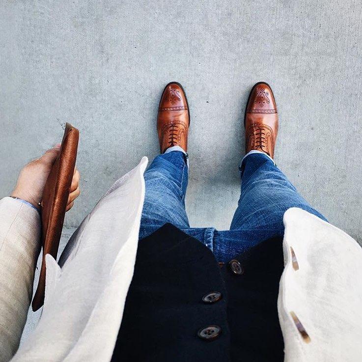 Какие туфли носить с джинсами мужчинам: стильные идеи 2023