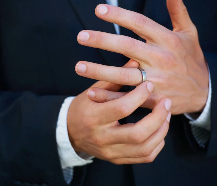 Кольцо на пальце мужчины