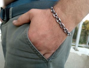 На какой руке носят браслет мужчины: правила и нюансы