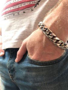 На какой руке носят браслет мужчины: правила и нюансы