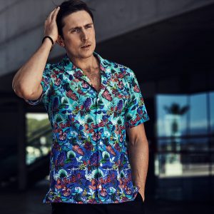 Гавайская рубашка: как выбрать и с чем носить в 2022 году