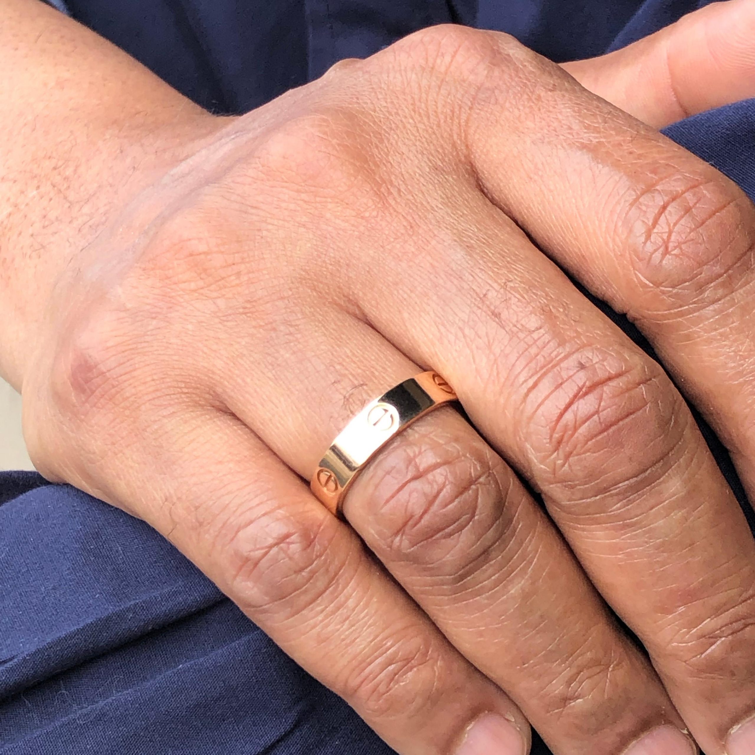 Обручальные кольцо у мужчины на пальце