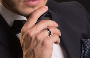 На каком пальце носят обручальное кольцо мужчины в России