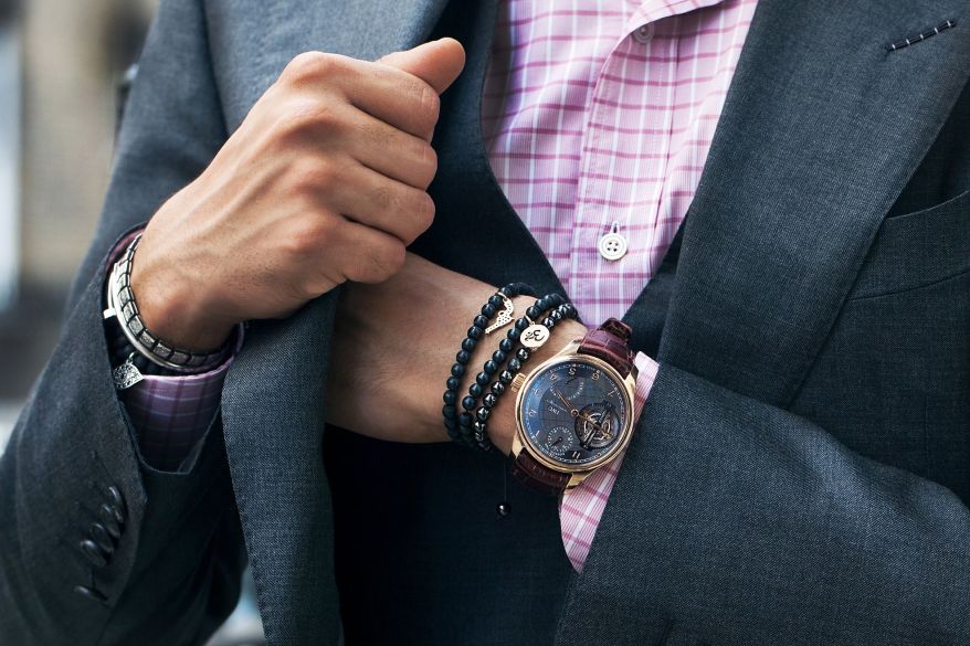 На какой руке носят браслет: правила ношения мужского аксессуара в 2022 году