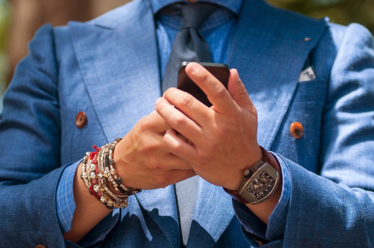 На какой руке носят браслет: правила ношения мужского аксессуара в 2022 году