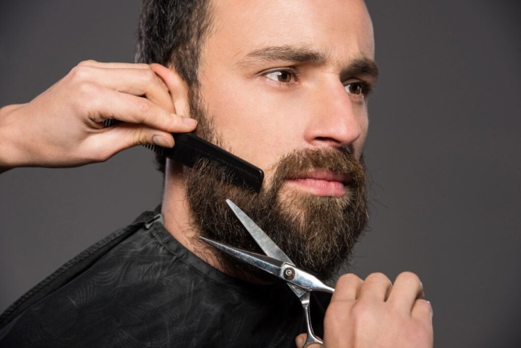 Выполнение стрижки бороды