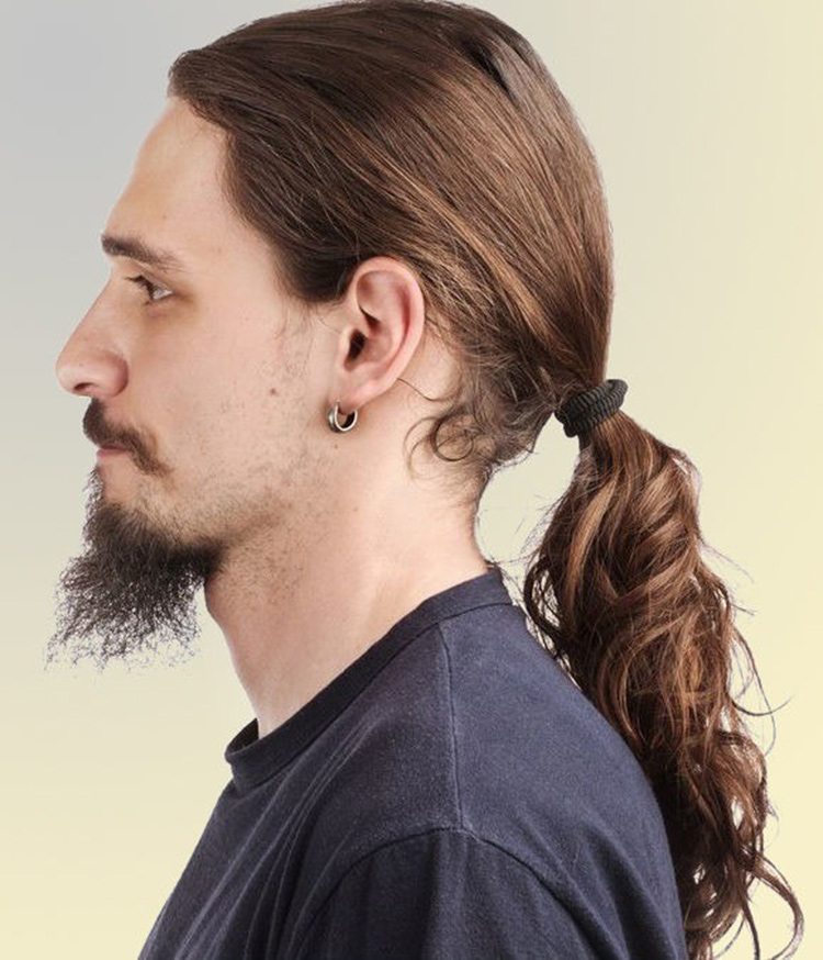 Мужская прическа конский хвост на длинные кучерявые волосы