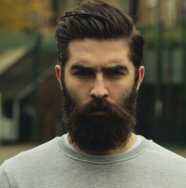 Красивая мужская стрижка с бородой