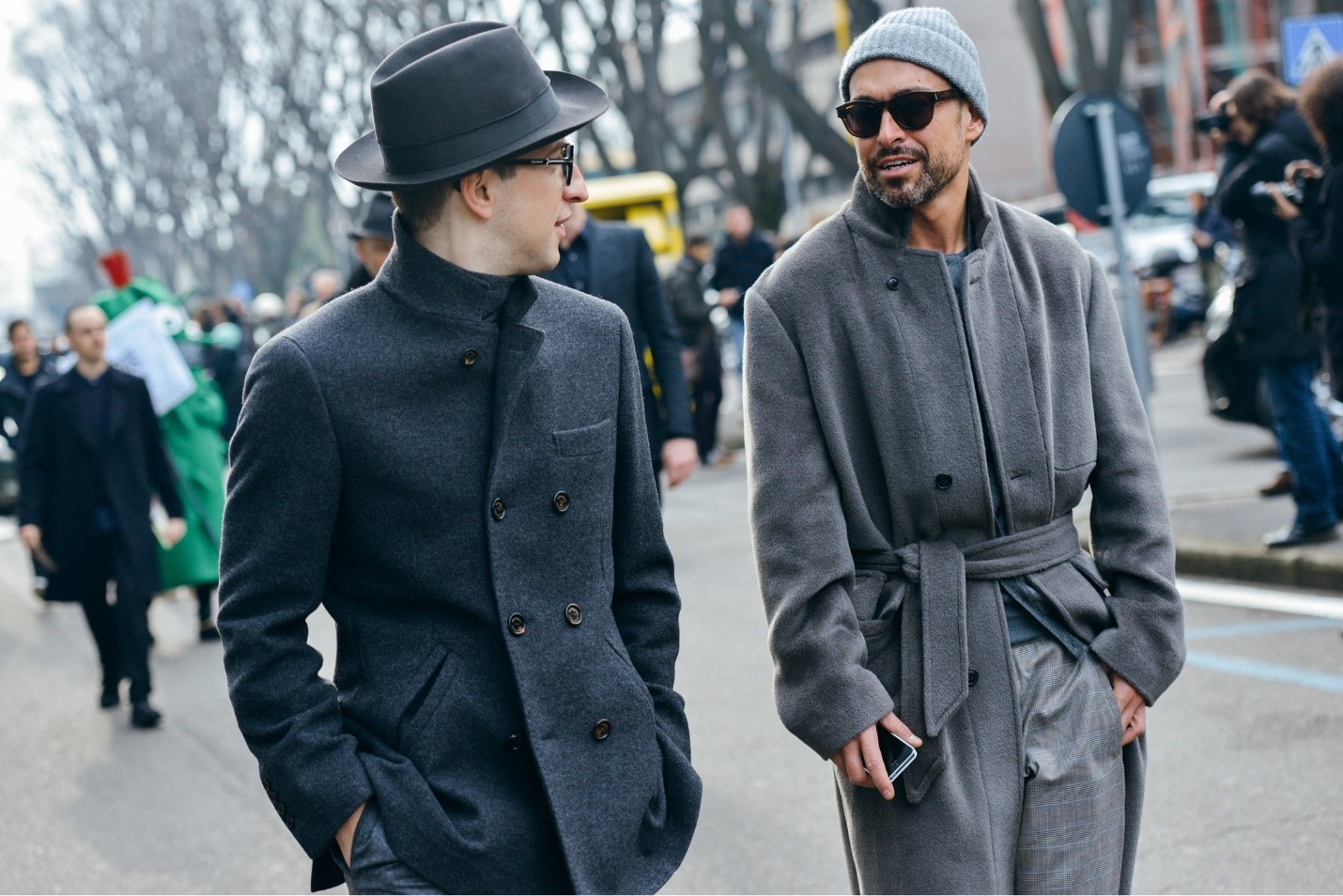 Мужчины в пальто стритстайл