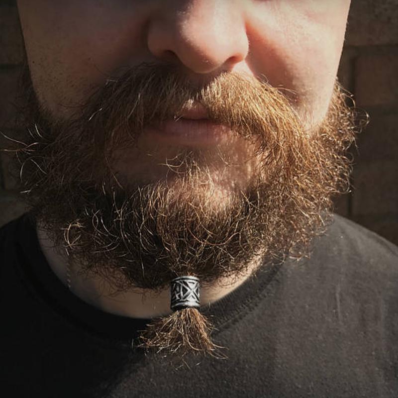 Борода викингов с бусинами