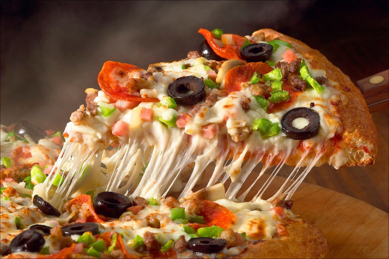 Пицца с тянущимся сыром
