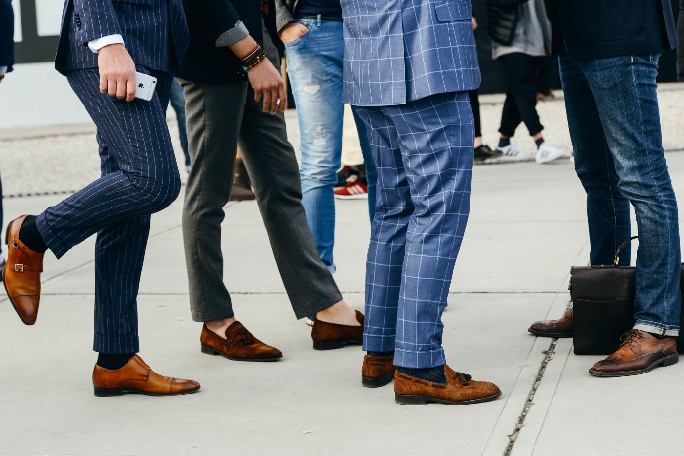 Мужчины в обуви стритстайл