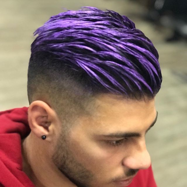 Мужчина с фиолетовыми волосами