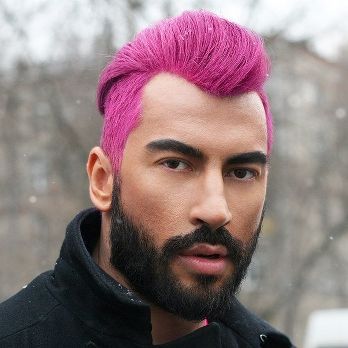 Мужчина с розовыми волосами