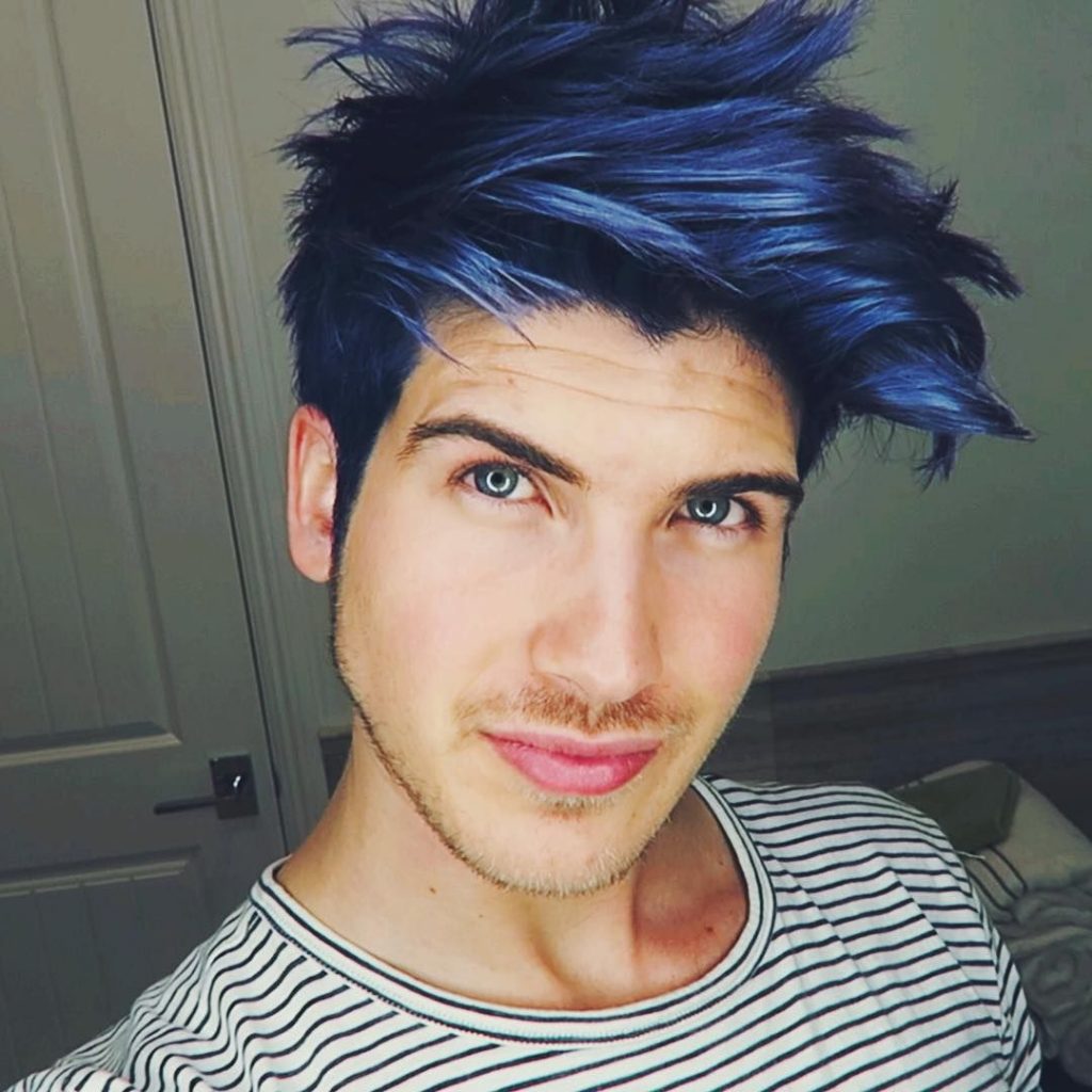 Мужчина с синими волосами