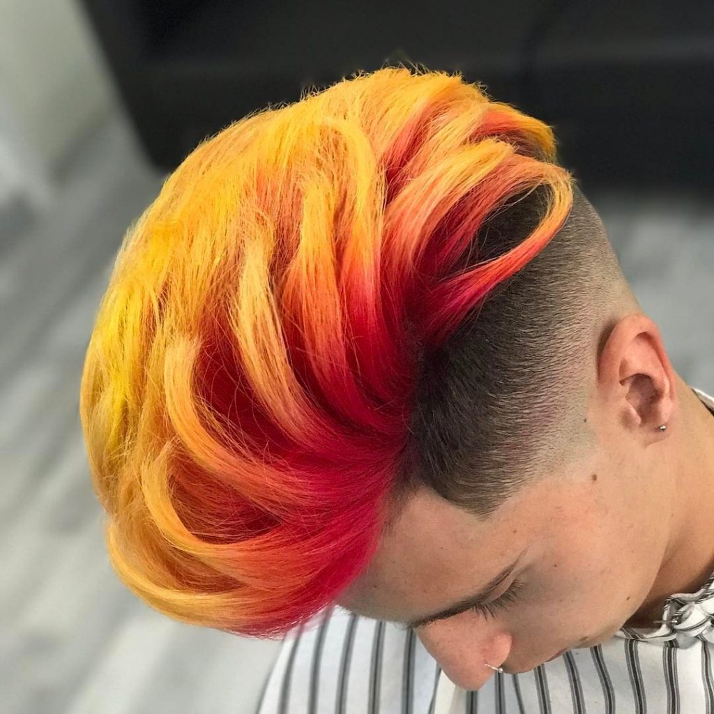 Мужчина с волосами оранжевого цвета