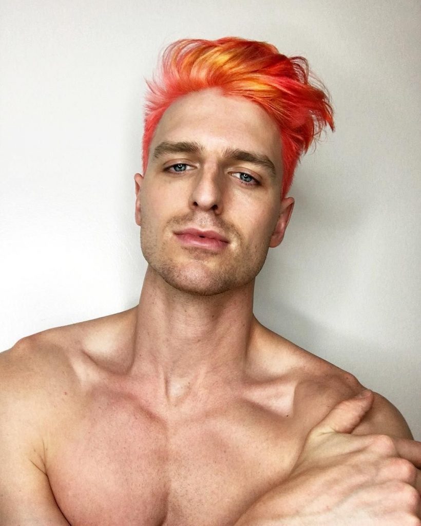 Мужчина с волосами оранжевого цвета