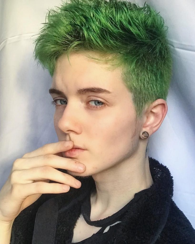Мужчина с зелеными волосами