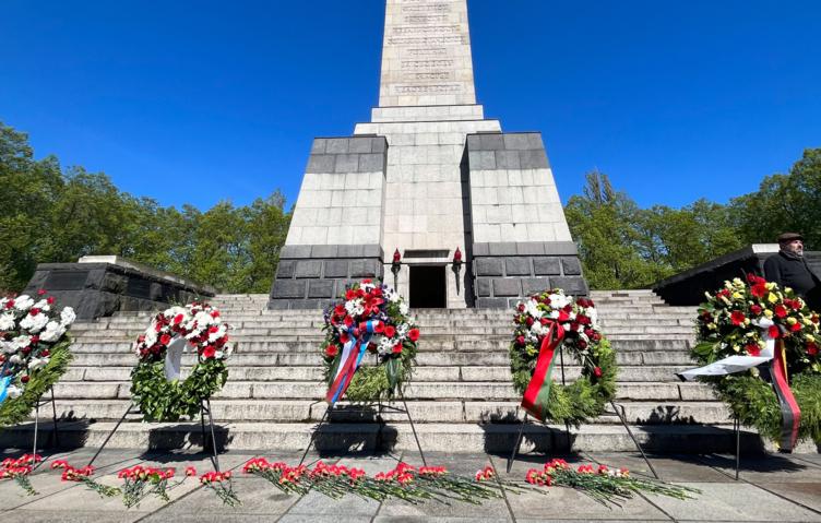 Возложение венка к мемориалу